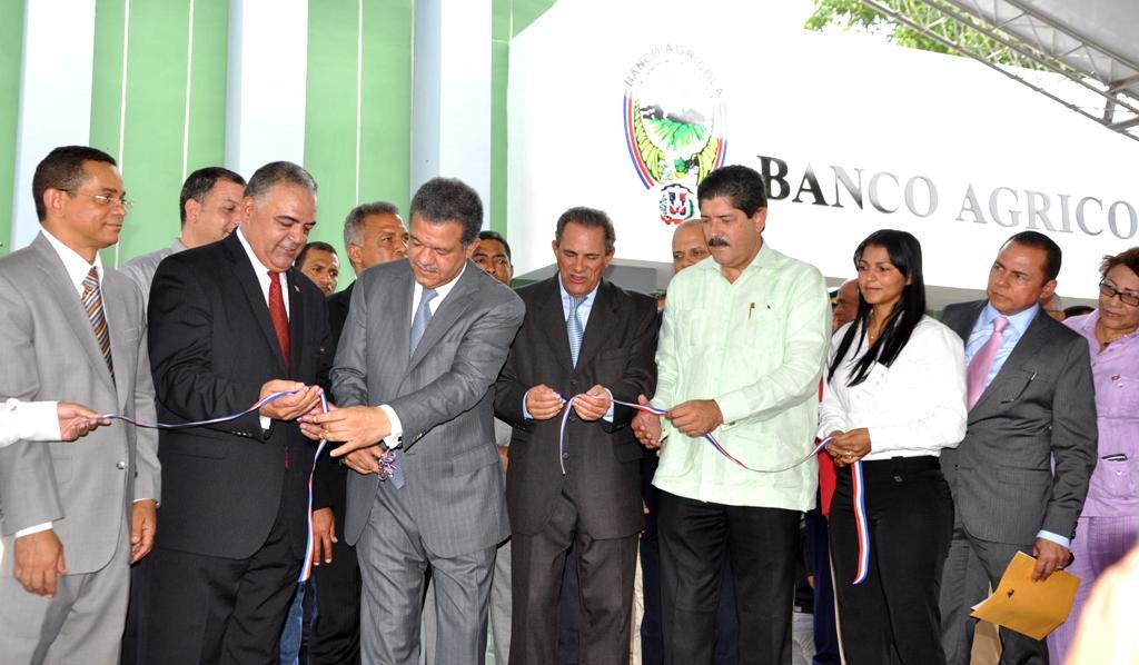 Presidente Fernández inaugura moderna sucursal del Banco Agrícola en Moca